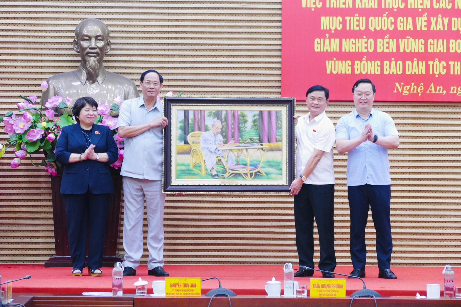 Phó Chủ tịch Quốc hội, Thượng tướng Trần Quang Phương tặng quà lãnh đạo UBND tỉnh Nghệ An - Ảnh H.Ngọc