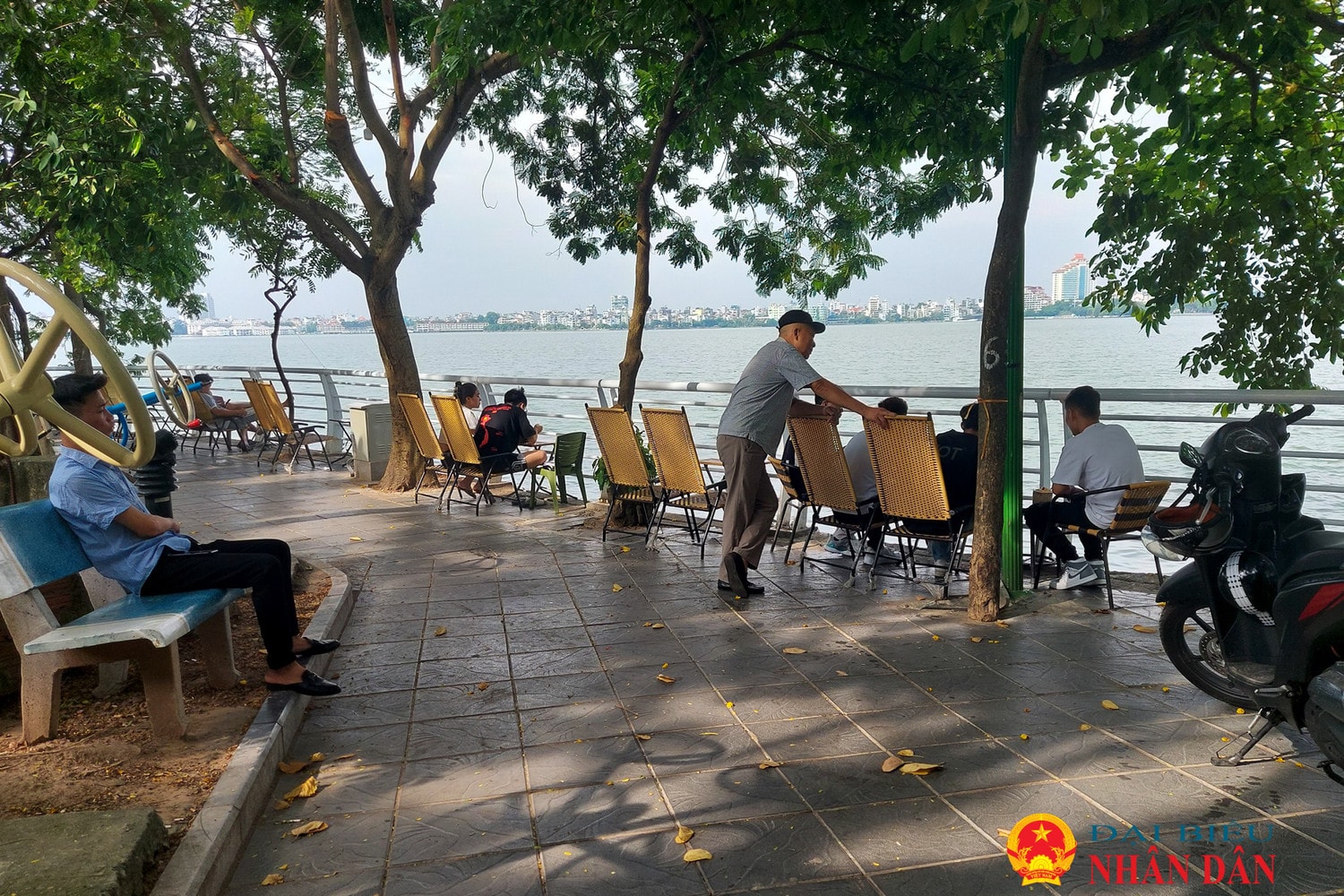 Hà Nội: Tràn lan lấn chiếm vỉa hè làm nơi kinh doanh tại phường Thụy Khuê -0