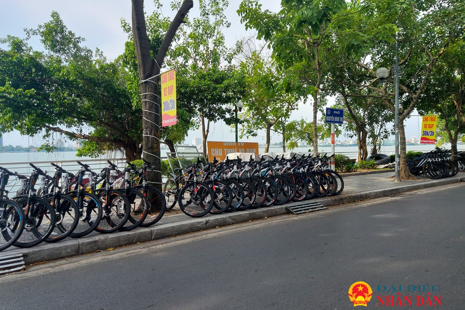 Hà Nội: Tràn lan lấn chiếm vỉa hè làm nơi kinh doanh tại phường Thụy Khuê -0