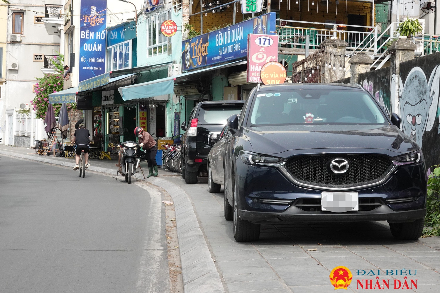 Hà Nội: Tràn lan lấn chiếm vỉa hè làm nơi kinh doanh tại phường Thụy Khuê -0