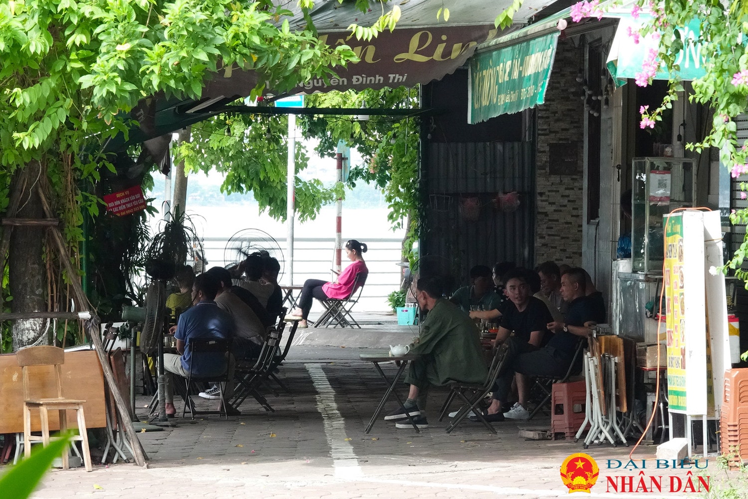 Hà Nội: Tràn lan lấn chiếm vỉa hè làm nơi kinh doanh tại phường Thụy Khuê -0