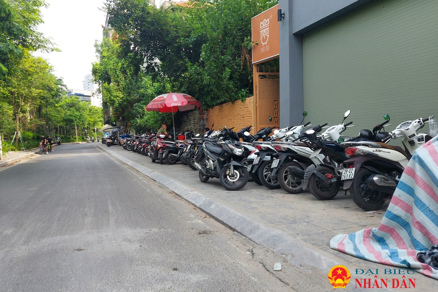 Hà Nội: Tràn lan lấn chiếm vỉa hè làm nơi kinh doanh tại phường Thụy Khuê -0