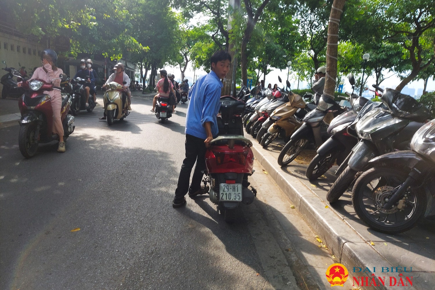 Hà Nội: Tràn lan lấn chiếm vỉa hè làm nơi kinh doanh tại phường Thụy Khuê -0