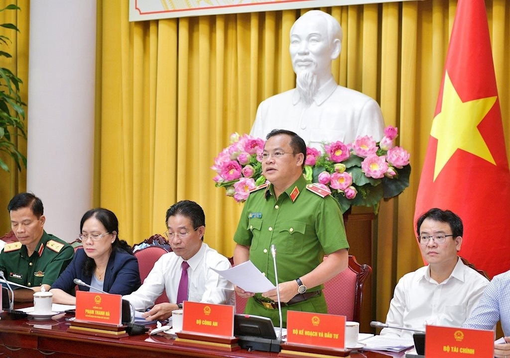 Thứ trưởng Bộ Công an, Thiếu tướng Nguyễn Văn Long trình bày điểm mới của Luật sửa đổi, bổ sung mọt số điều của Luật Công an nhân dân- Ảnh H.Ngọc