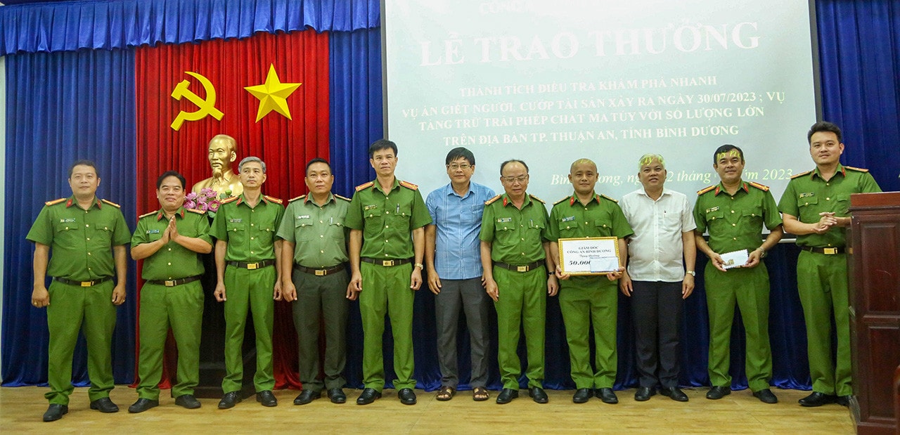 Giám đốc Công an tỉnh Bình Dương thưởng nóng lực lượng truy bắt 2 đối tượng giết người cướp tài sản xảy ra tại phường Thuận Giao, TP Thuận An