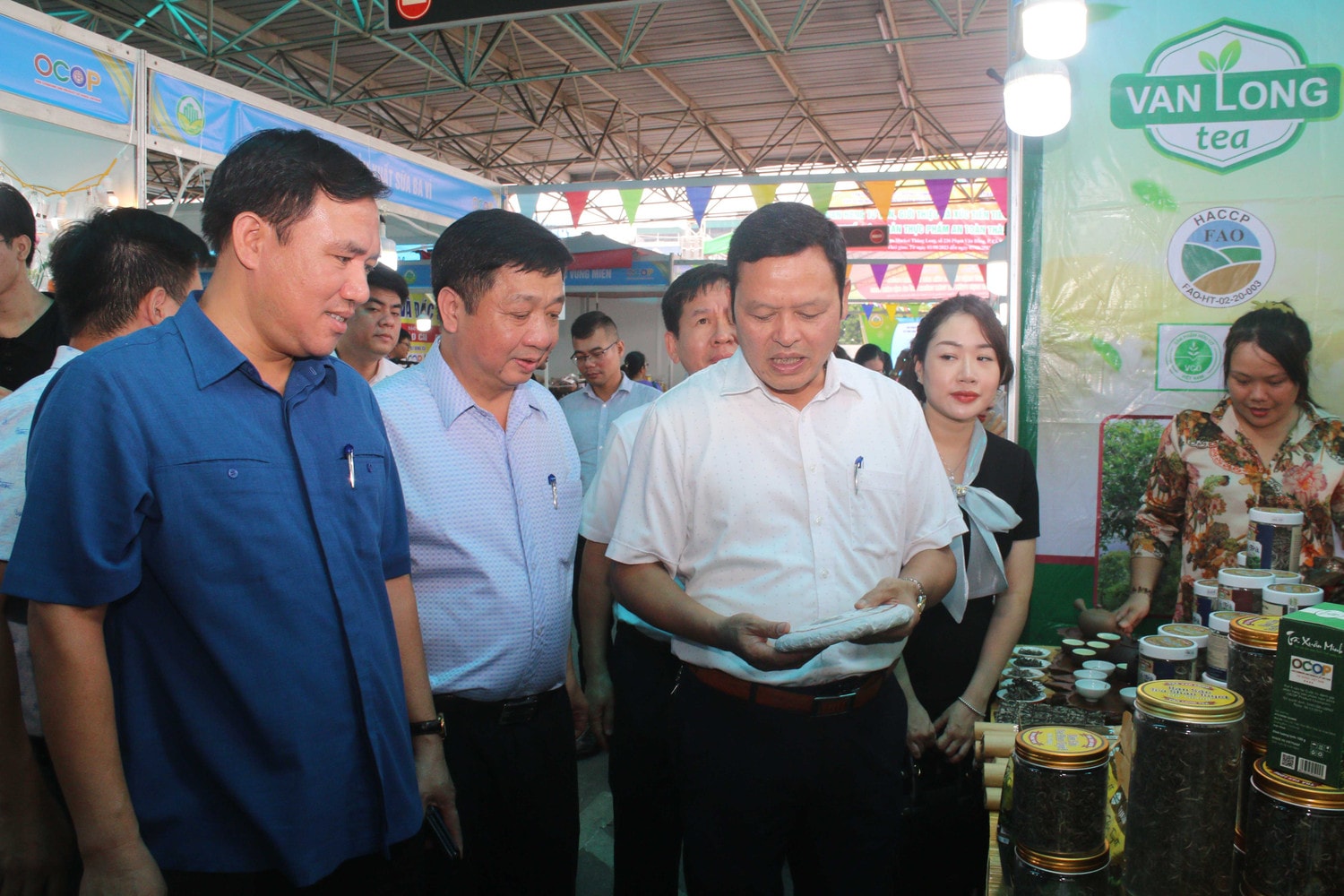Các đại biểu tham quan gian hàng sản phẩm OCOP Khai mạc Tuần hàng tư vấn, giới thiệu xúc tiến sản phẩm OCOP, làng nghề TP Hà Nội năm 2023 -0