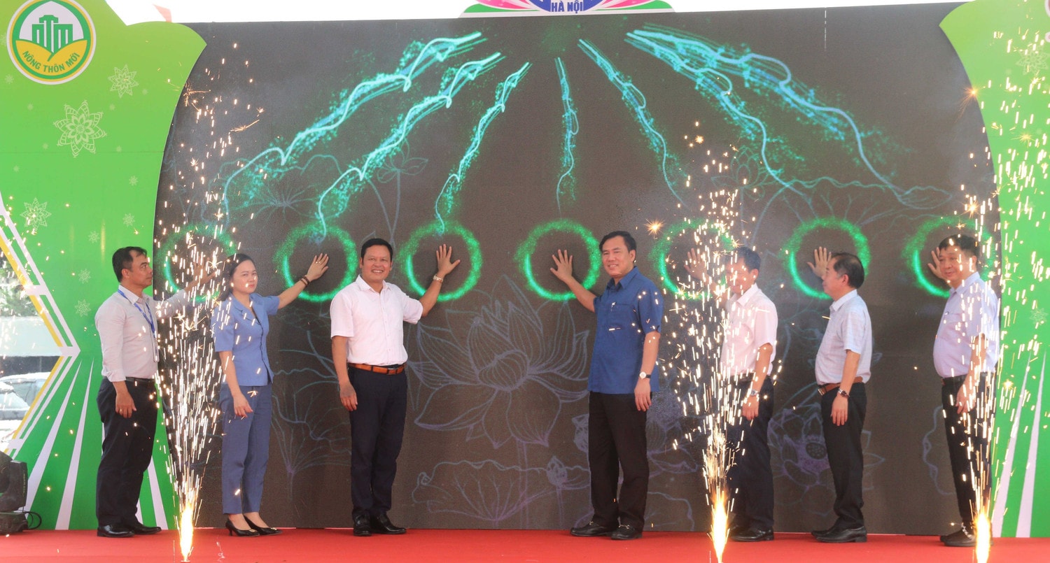 Các đại biểu ấn nút khai mạc Tuần hàng tư vấn, giới thiệu xúc tiến sản phẩm OCOP Khai mạc Tuần hàng tư vấn, giới thiệu xúc tiến sản phẩm OCOP, làng nghề TP Hà Nội năm 2023 -0