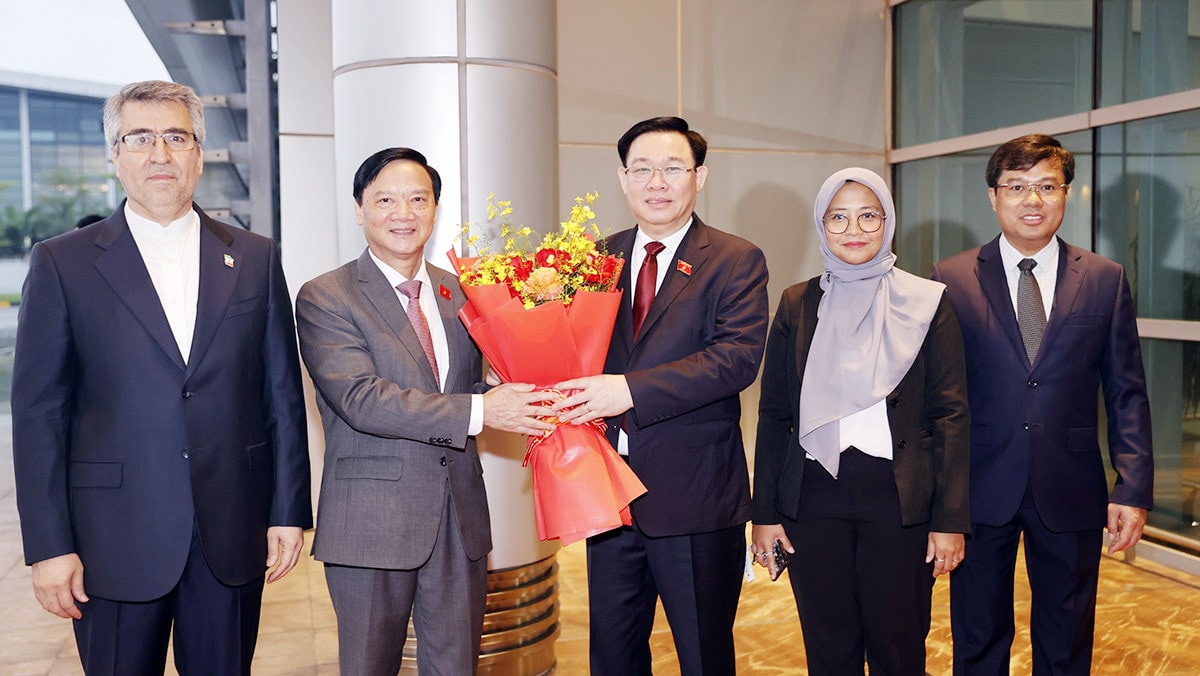 Chủ tịch Quốc hội Vương Đình Huệ lên đường tham dự Đại hội đồng AIPA-44, thăm chính thức Cộng hòa Indonesia và Cộng hòa Hồi giáo Iran -1