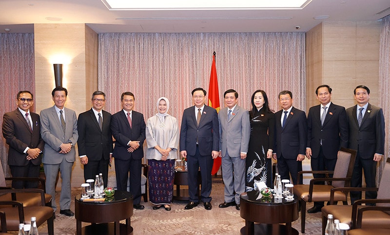 Chủ tịch Quốc hội Vương Đình Huệ tiếp Chủ tịch Ủy ban Kiểm toán Indonesia -0