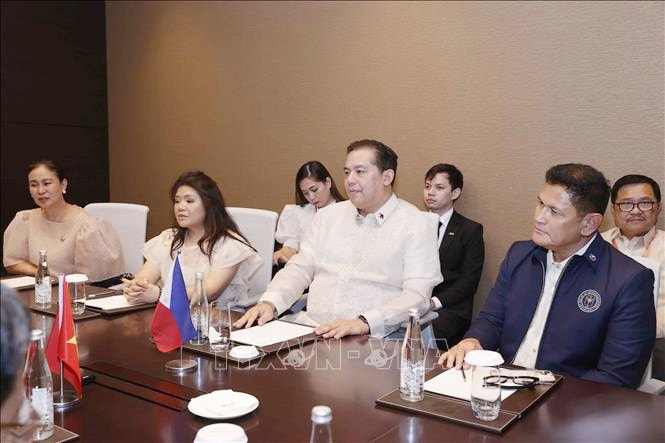 Chủ tịch Quốc hội Vương Đình Huệ gặp Chủ tịch Hạ viện Philippines -1