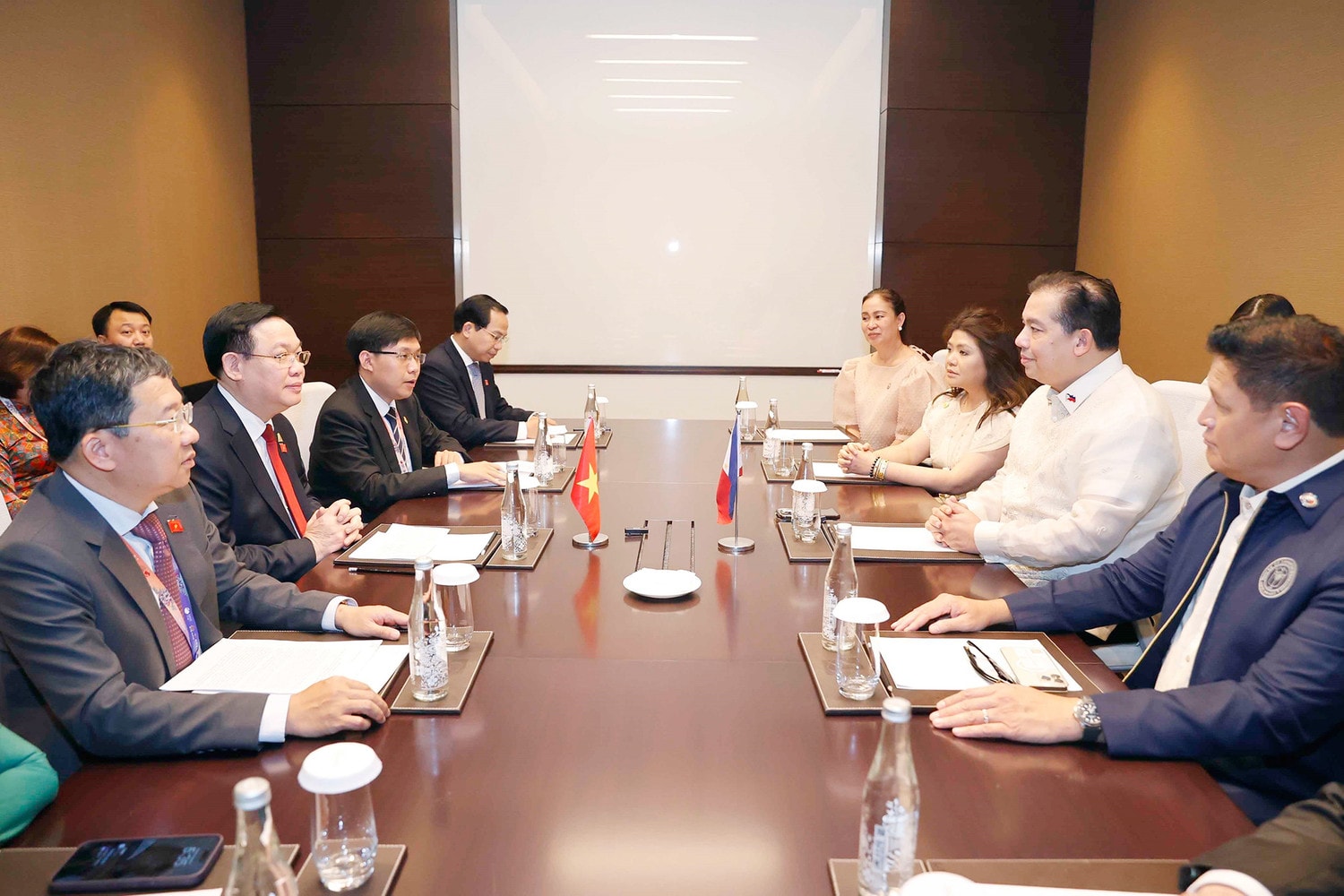 Chủ tịch Quốc hội Vương Đình Huệ gặp Chủ tịch Hạ viện Philippines -0