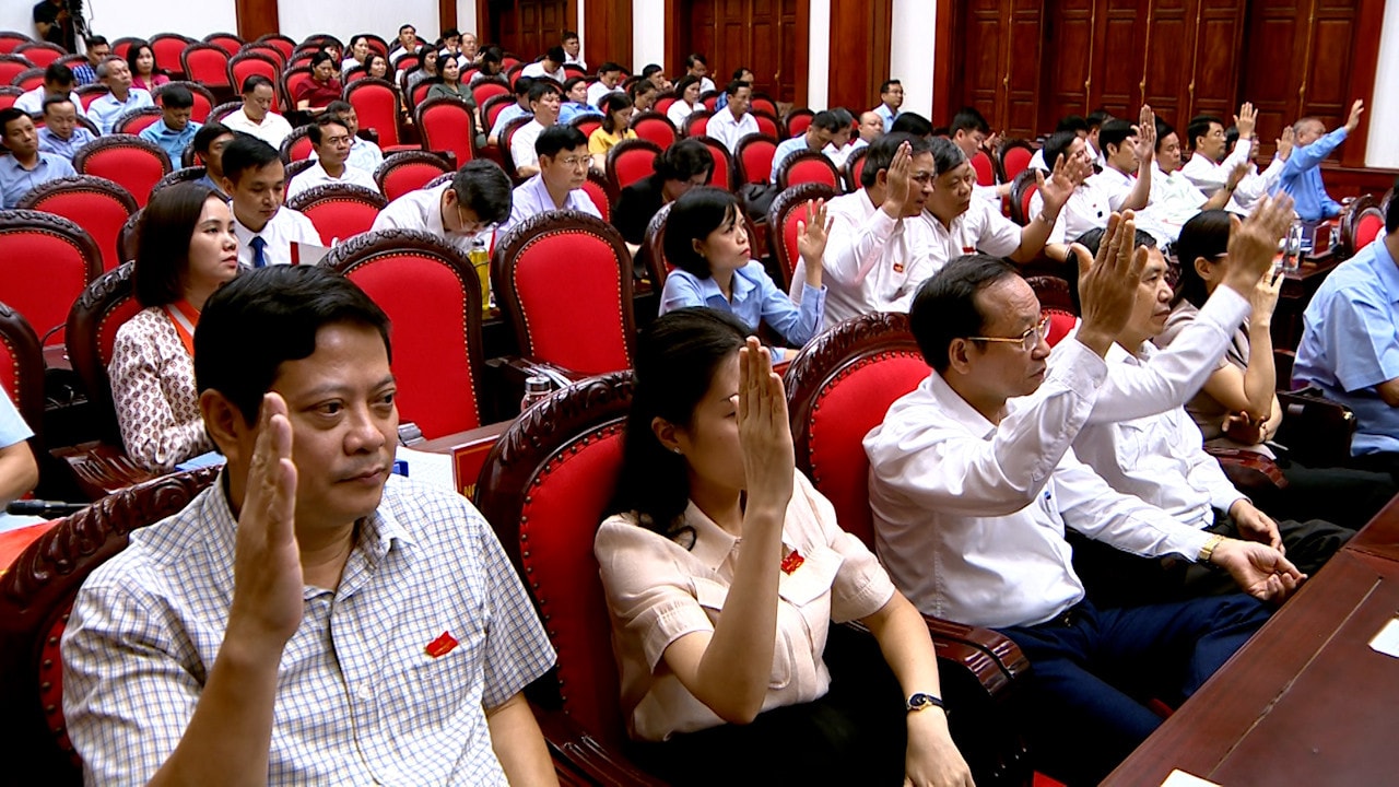Các đại biểu biểu quyết thông qua các Nghị quyết tại Kỳ họp thứ 15, HĐND tỉnh Ninh Bình khóa XV