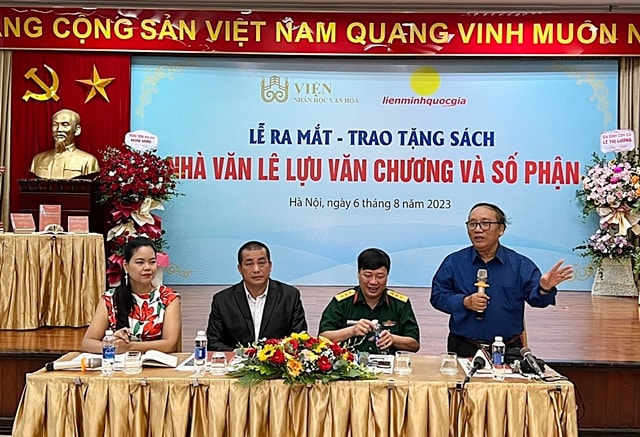 Ra mắt sách 