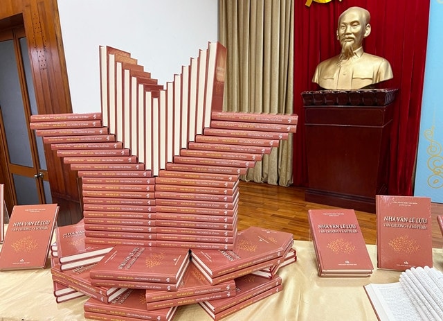 Ra mắt sách 