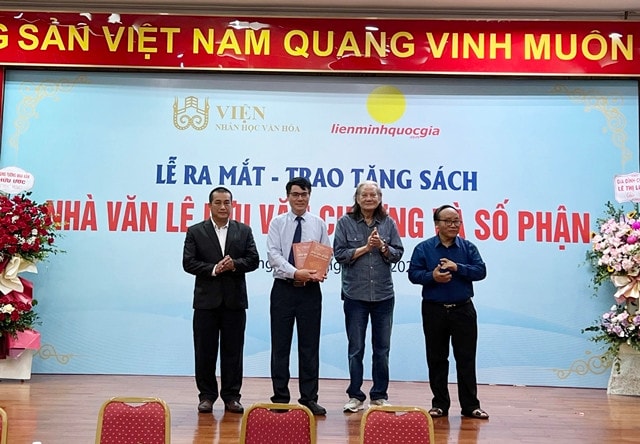 Ra mắt sách 