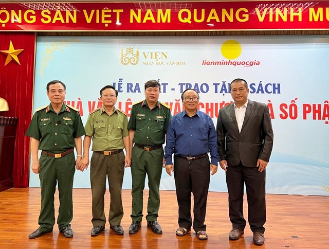 Ra mắt sách 
