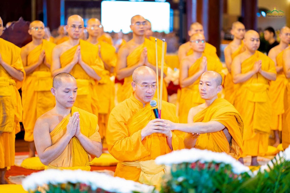 Hàng vạn Phật tử tham dự Đại lễ Phát tâm Bồ đề nguyện Chùa Ba Vàng -0