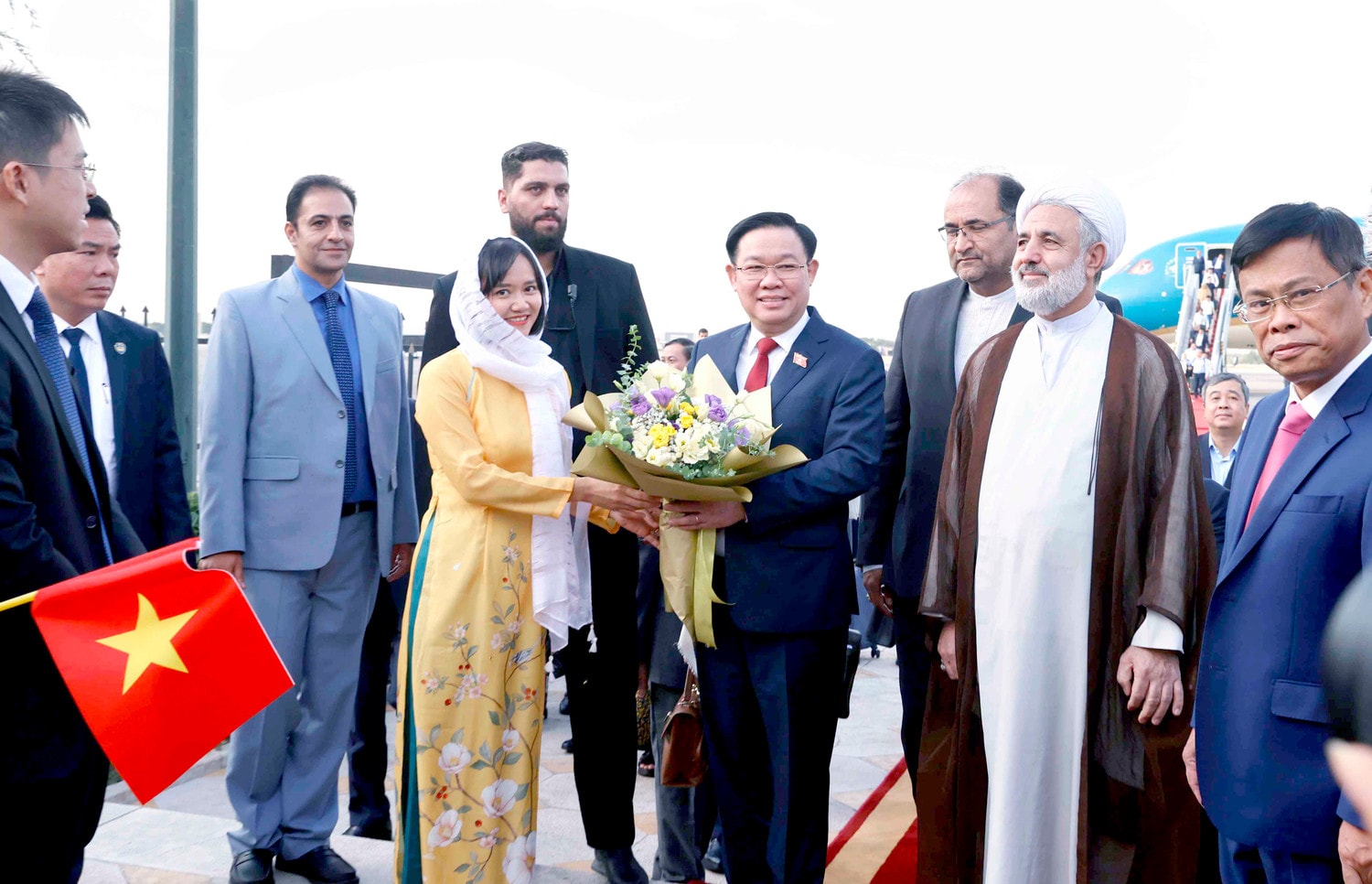 Chủ tịch Quốc hội Vương Đình Huệ đến Thủ đô Tehran, bắt đầu chuyến thăm chính thức Cộng hoà Hồi giáo Iran -0