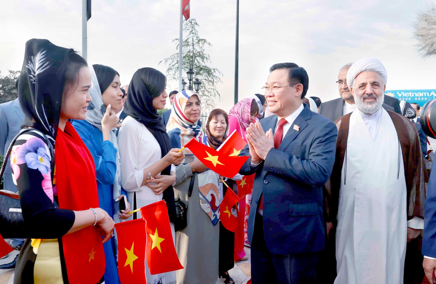Chủ tịch Quốc hội Vương Đình Huệ đến Thủ đô Tehran, bắt đầu chuyến thăm chính thức Cộng hoà Hồi giáo Iran -1
