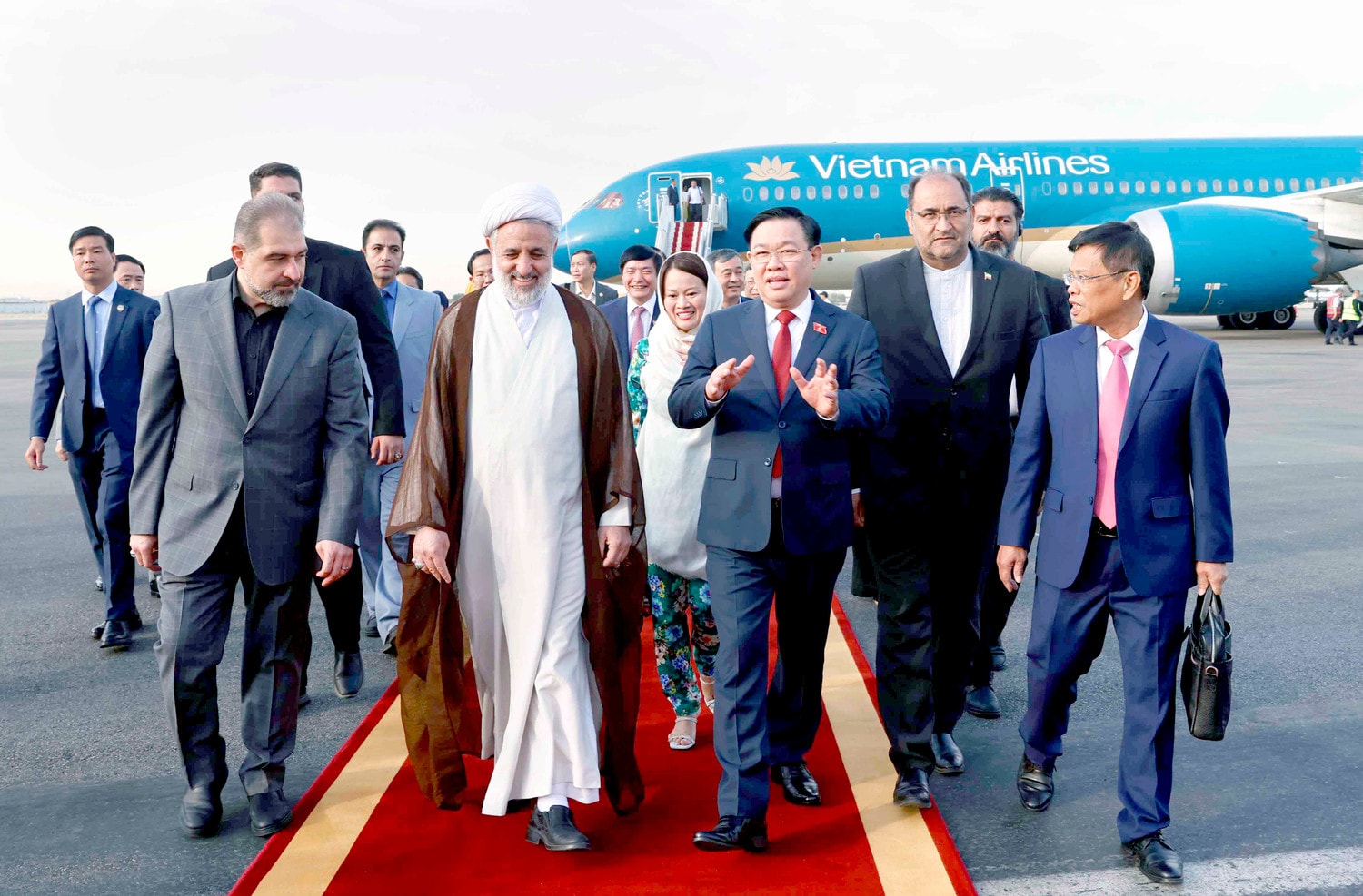 Chủ tịch Quốc hội Vương Đình Huệ đến Thủ đô Tehran, bắt đầu chuyến thăm chính thức Cộng hoà Hồi giáo Iran -0