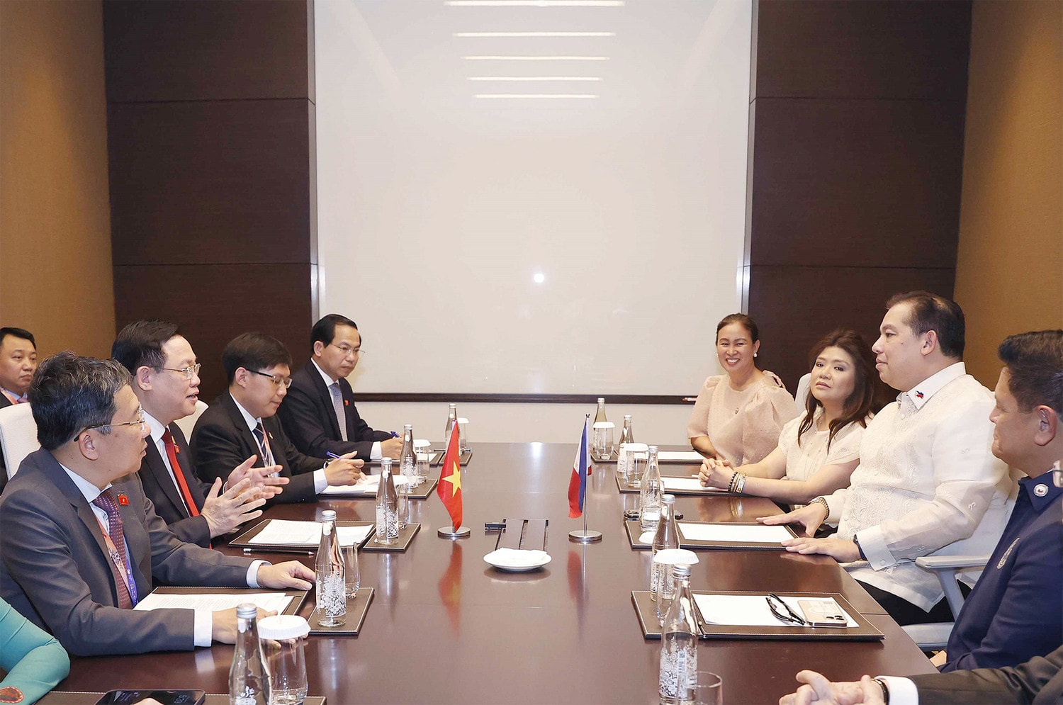Một số hình ảnh Chủ tịch Quốc hội Vương Đình Huệ đến Thủ đô Jakarta, thăm chính thức Cộng hoà Indonesia và tham dự Đại hội đồng AIPA - 44