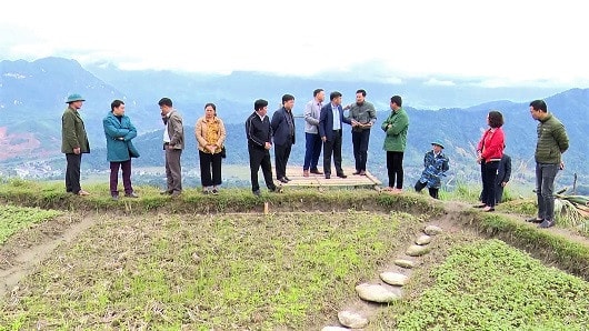 HĐND thành phố Hà Giang giám sát việc quản lý, sử dụng đất nông nghiệp tại xã Phương Thiện - ẢNH TIẾN QUÂN