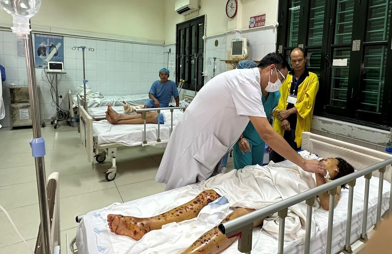 Thêm ca chấn thương nặng do sử dụng điện thoại trong lúc sạc, bác sĩ cảnh báo -0