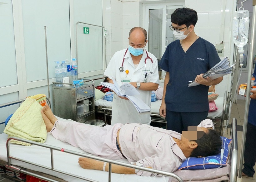 Ăn gỏi cua sống, nam thanh niên bị sán lá phổi -0