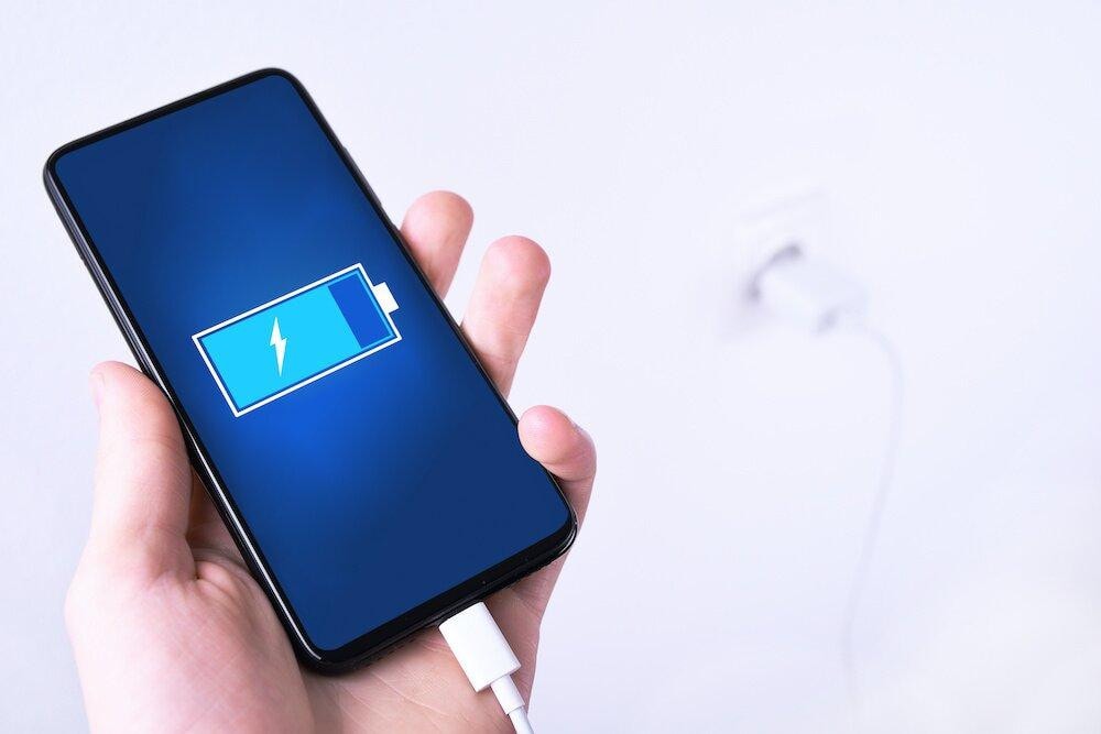 Thêm ca chấn thương nặng do sử dụng điện thoại trong lúc sạc -0