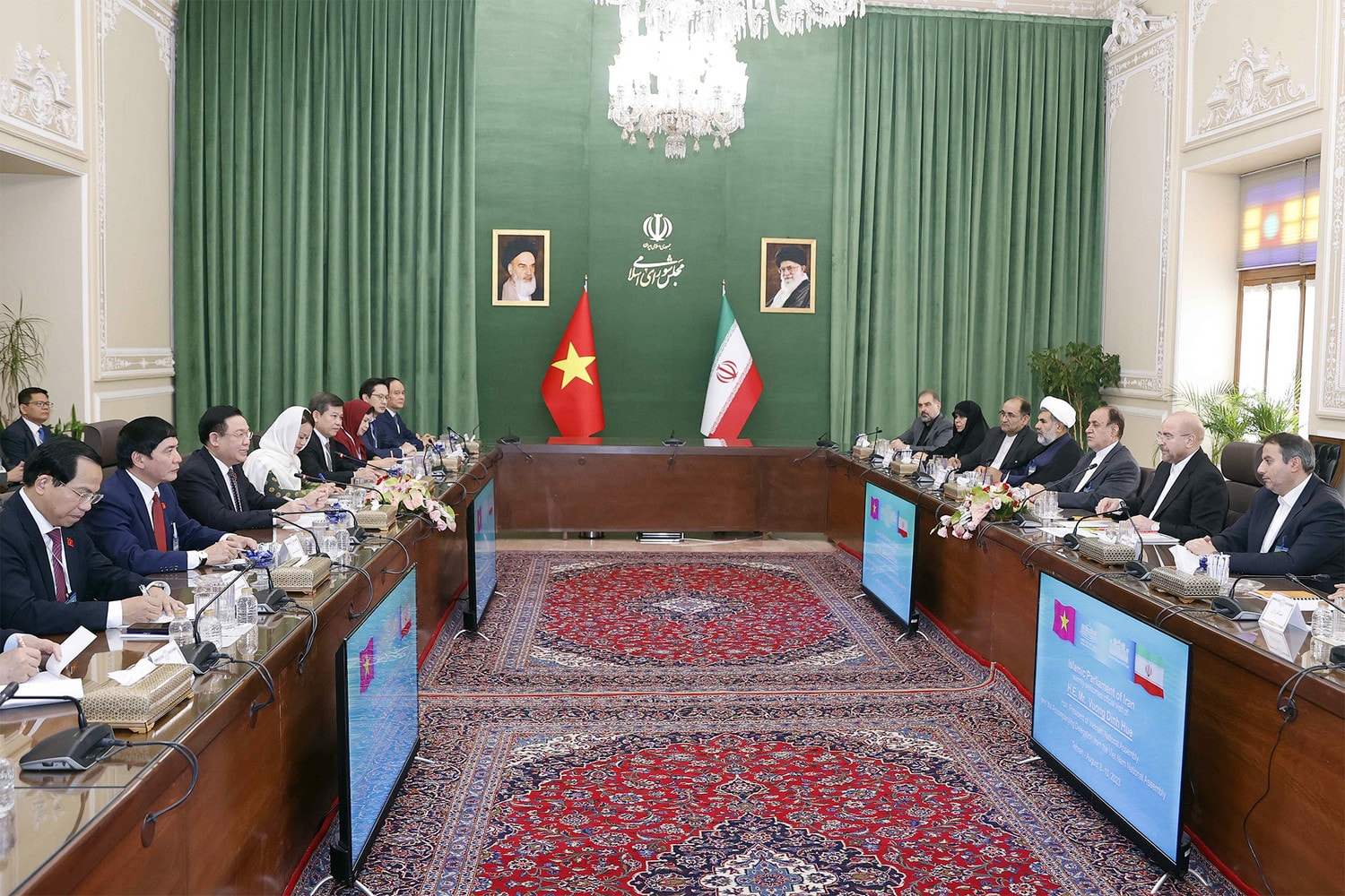 Một số hình ảnh Chủ tịch Quốc hội Vương Đình Huệ đến Thủ đô Tehran, bắt đầu chuyến thăm chính thức Cộng hoà Hồi giáo Iran