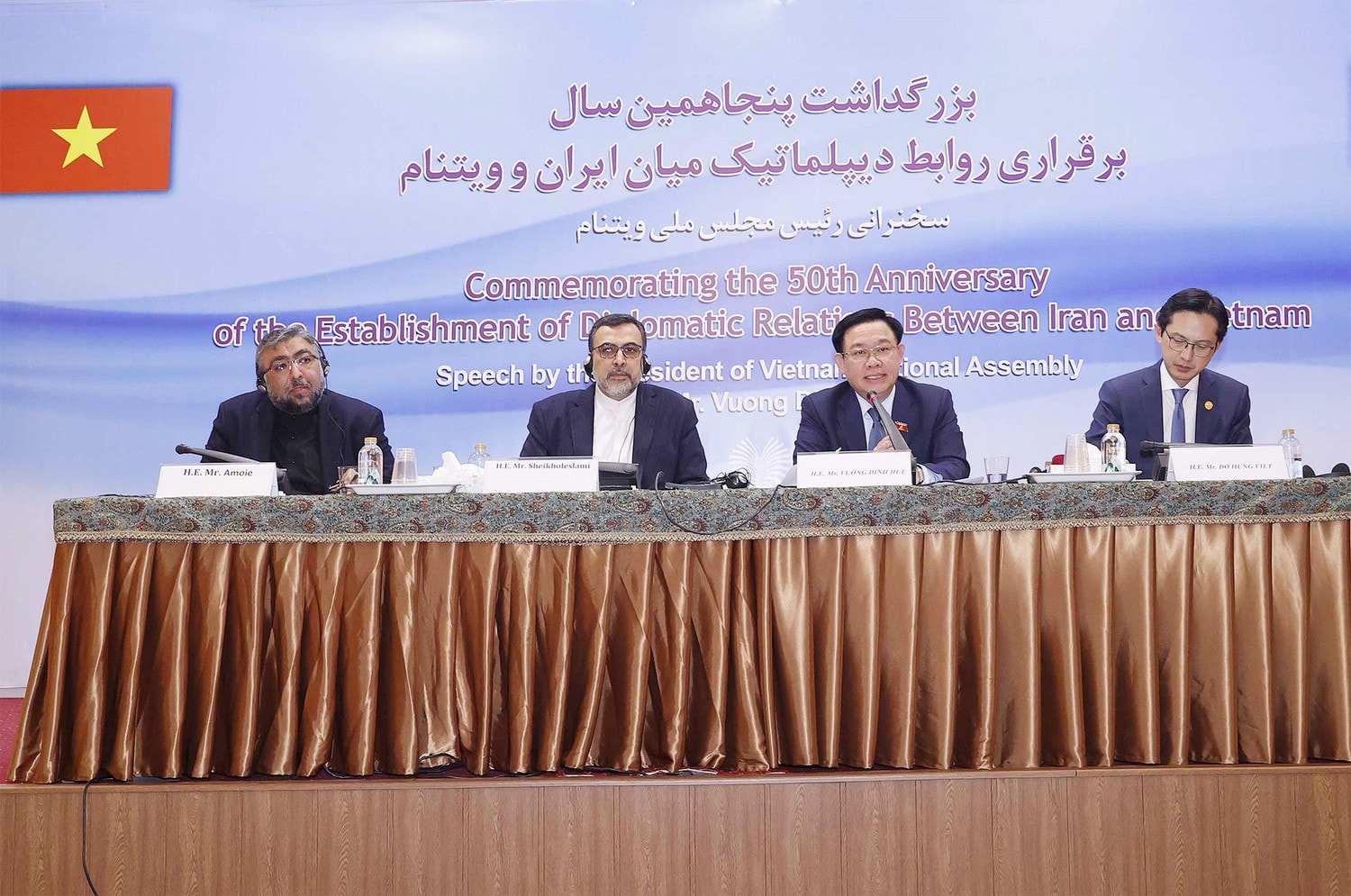 Một số hình ảnh Chủ tịch Quốc hội Vương Đình Huệ đến Thủ đô Tehran, bắt đầu chuyến thăm chính thức Cộng hoà Hồi giáo Iran
