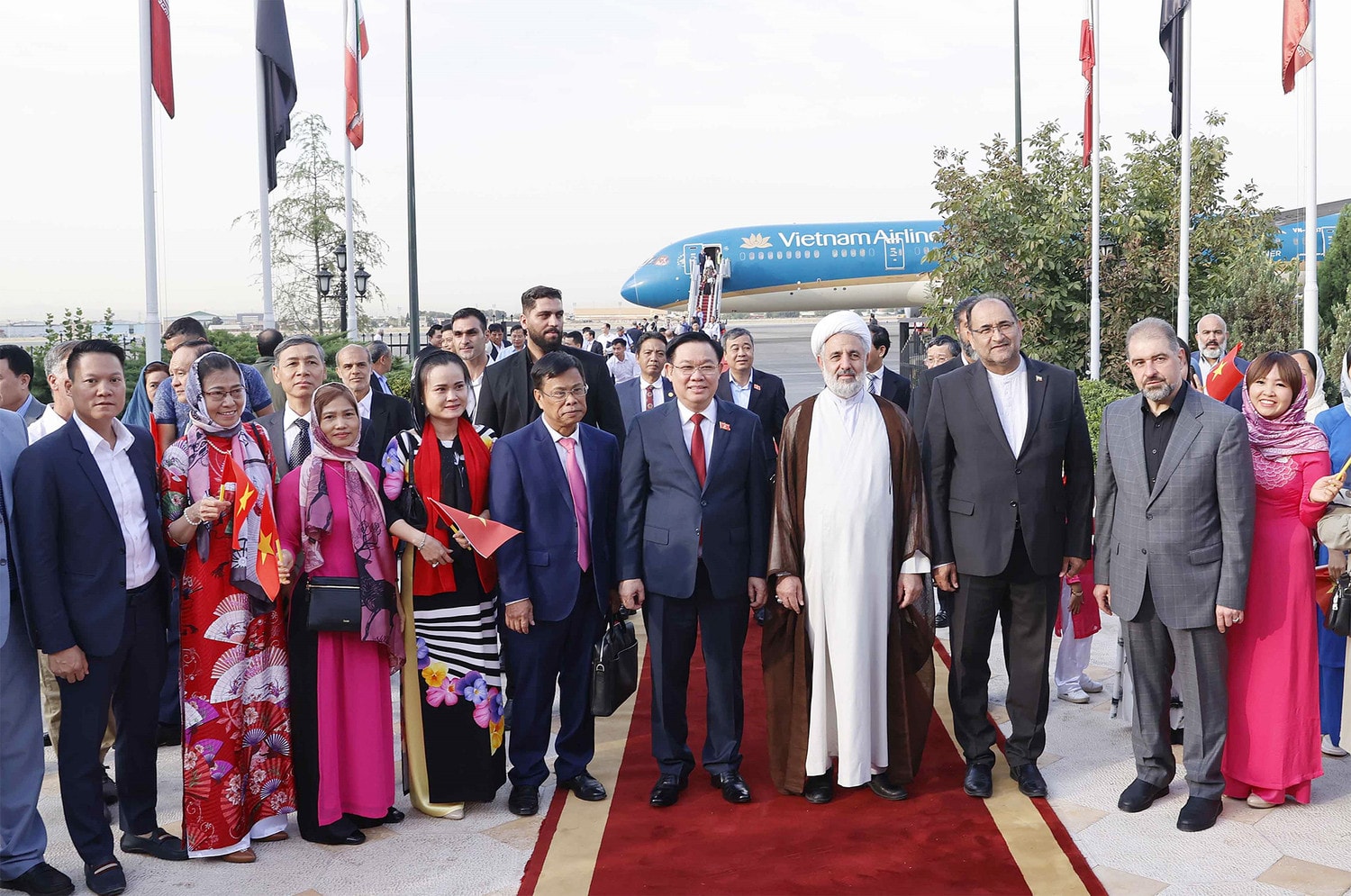 Một số hình ảnh Chủ tịch Quốc hội Vương Đình Huệ đến Thủ đô Tehran, bắt đầu chuyến thăm chính thức Cộng hoà Hồi giáo Iran