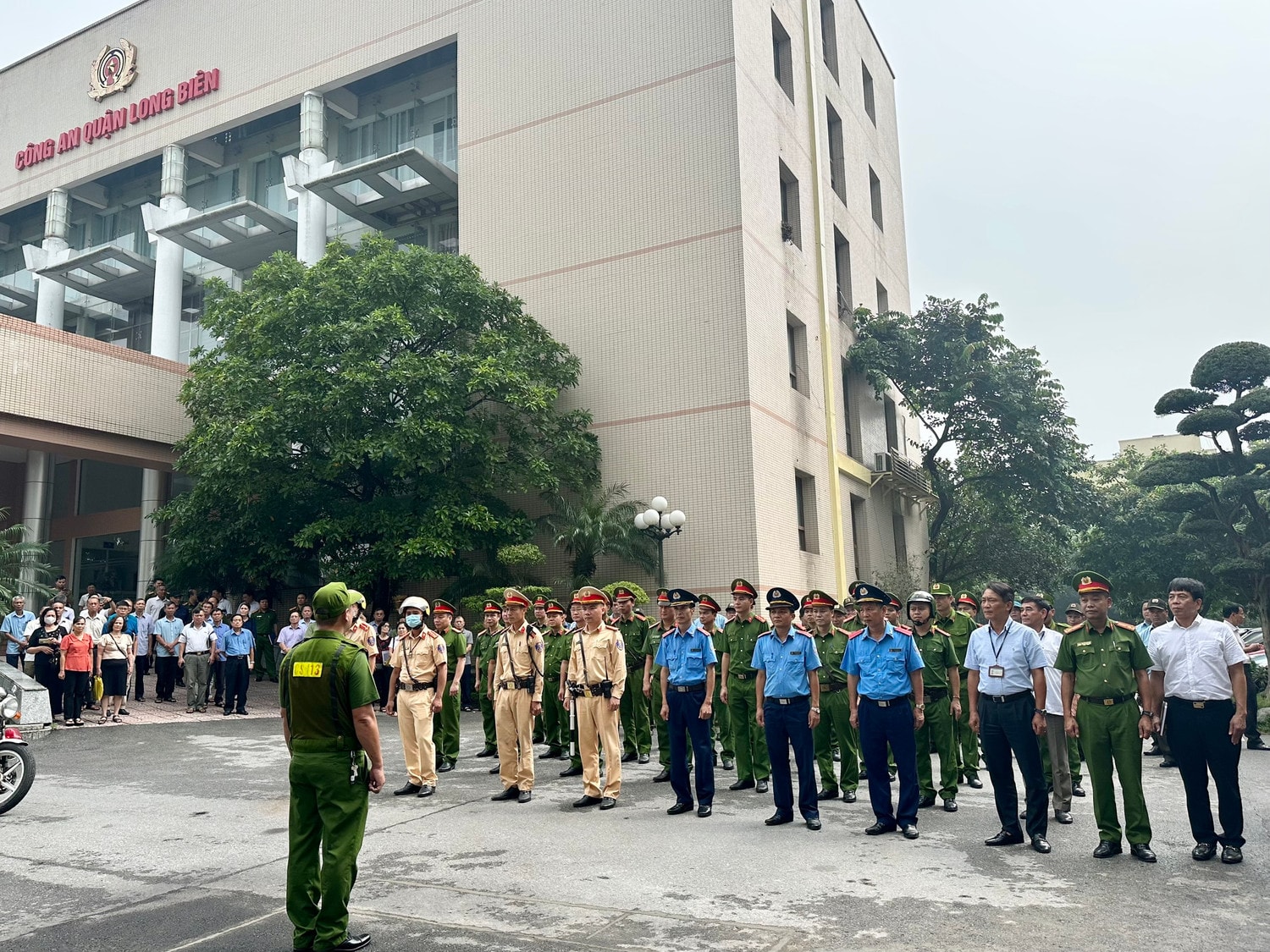 Công an Quận Long Biên (Hà Nội): Phát động phong trào toàn dân cung cấp thông tin phản ánh vi phạm giao thông -2