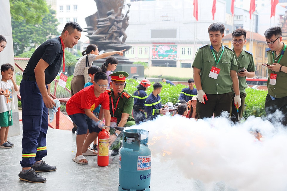 Thực hành sử dụng bình chữa cháy xách tay dập tắt đám cháy do rò rỉ gas Ảnh: ITN