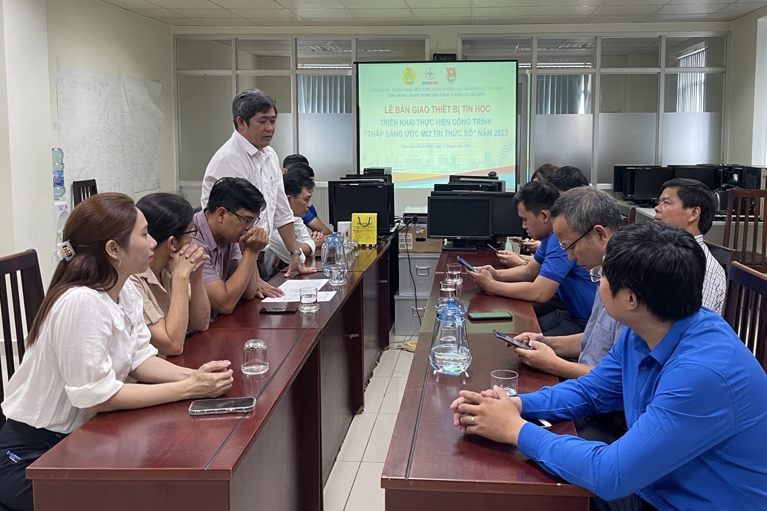 Công ty Điện lực Gia Định quyên góp ủng hộ máy tính cho công trình “Thắp sáng ước mơ tri thức số” -0