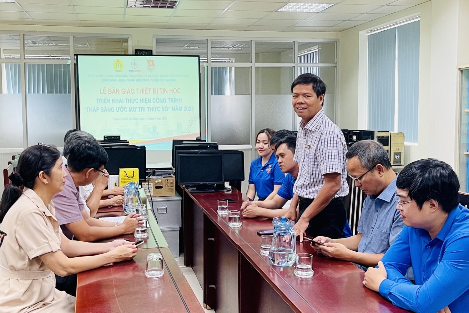 Công ty Điện lực Gia Định quyên góp ủng hộ máy tính cho công trình “Thắp sáng ước mơ tri thức số” -1