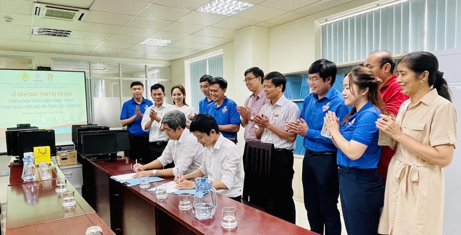 Công ty Điện lực Gia Định quyên góp ủng hộ máy tính cho công trình “Thắp sáng ước mơ tri thức số” -2