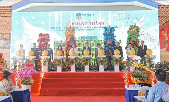 Các đại biểu thực hiện nghi thức khánh thành Trường Tiểu học-THCS-THPT Khải Hoàn - Nam Sài Gòn (Victoria School) Khánh thành ngôi trường theo mô hình “Trường học hạnh phúc” của UNESCO -0