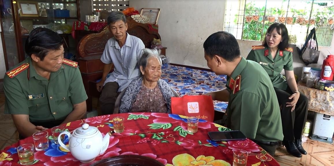 Hội phụ nữ Cục An ninh đối ngoại và Hội phụ nữ Công an tỉnh Tiền Giang tổ chức chương trình “Mẹ đỡ đầu – san sẻ yêu thương” -0