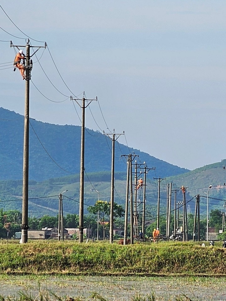 ngành điện lực vẫn còn những khó khăn trong cung ứng điện mùa mưa bão -0