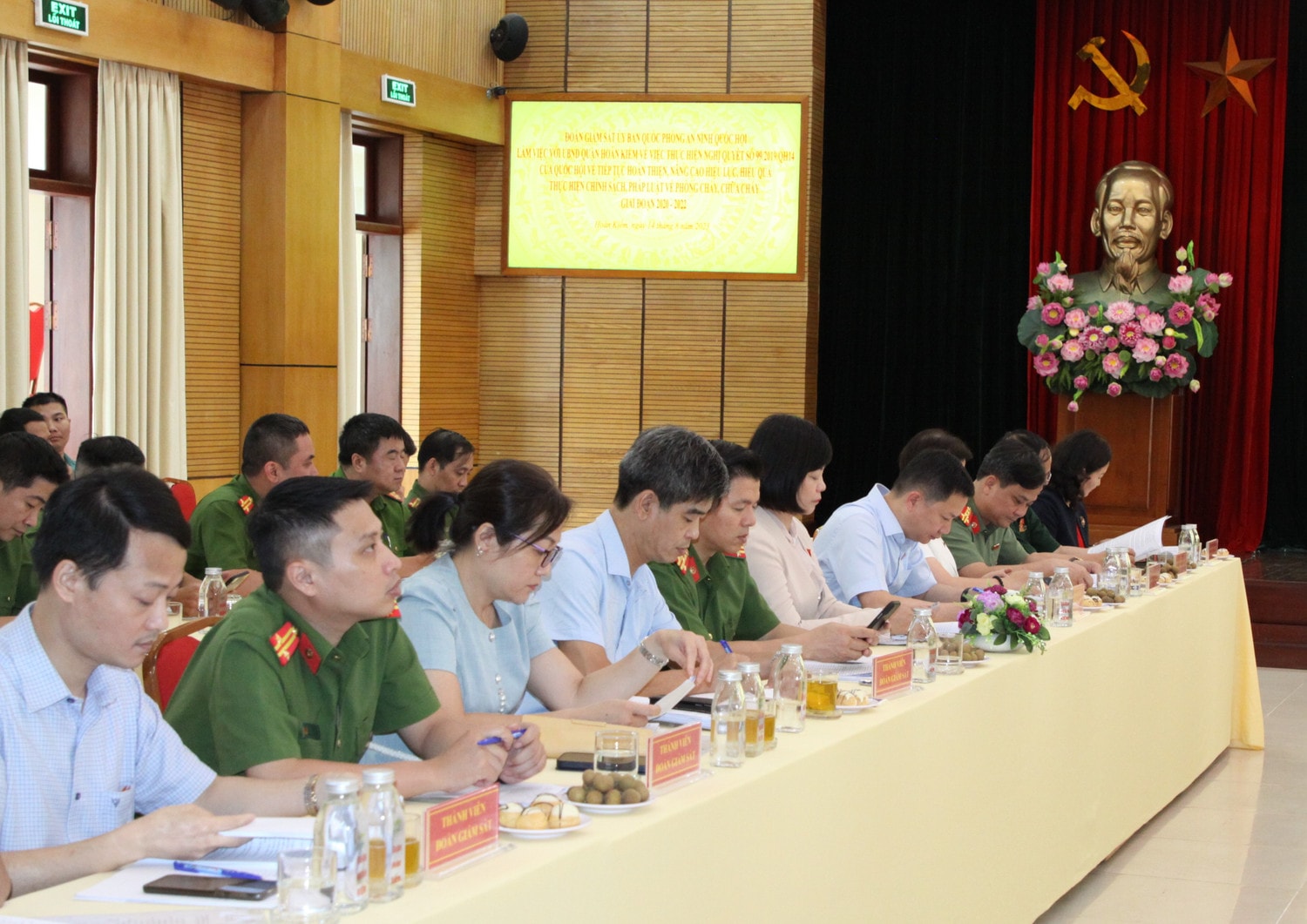 Đoàn giám sát của Ủy ban Quốc phòng và An ninh làm việc với UBND quận Hoàn Kiếm, TP. Hà Nội