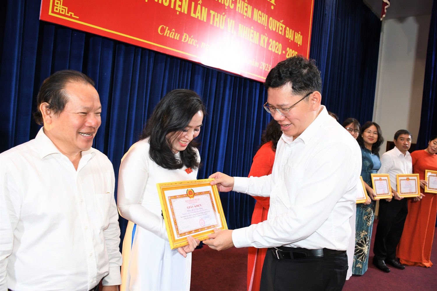 Bí thư Huyện ủy, Chủ tịch HĐND huyện Châu Đức Hoàng Nguyên Dinh trao tặng giấy khen cho tập thể, cá đạt thành tích xuất trong công tác thực hiện Nghị quyết Đại hội Đảng Bộ huyện Bà Rịa – Vũng Tàu: Huyện ủy Châu Đức đạt và vượt chỉ tiêu Nghị quyết đại hội Đảng bộ đề ra
