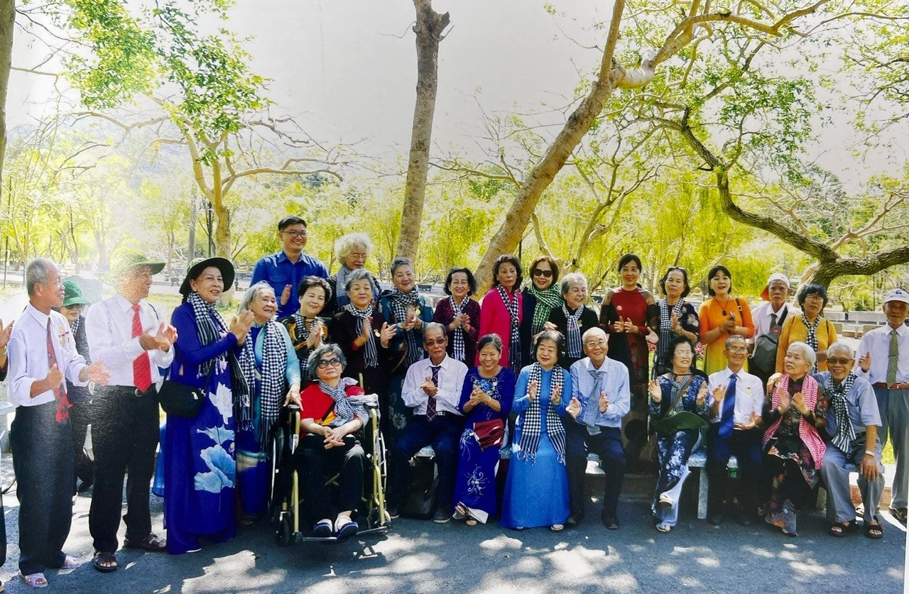 Cựu tù Côn Đảo ngày hội ngộ tại Nghĩa trang Hàng Dương. Ảnh: Nguyễn Á