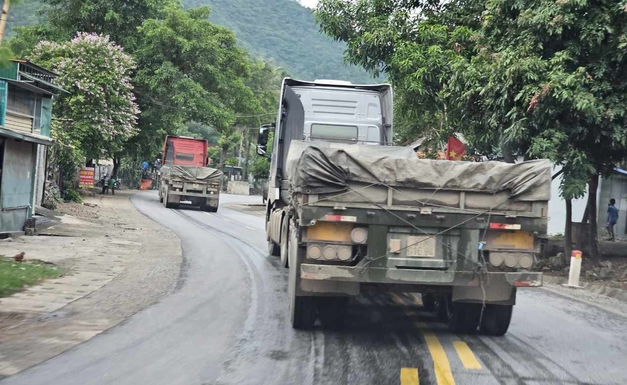 Người dân “ám ảnh” với dàn xe chở quặng từ Lào về Việt Nam -0