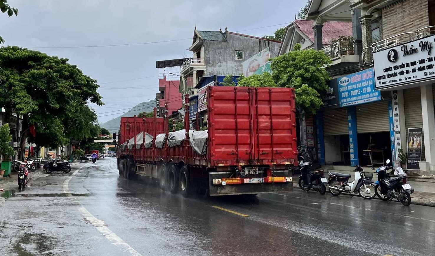 Người dân “ám ảnh” với dàn xe chở quặng từ Lào về Việt Nam -0