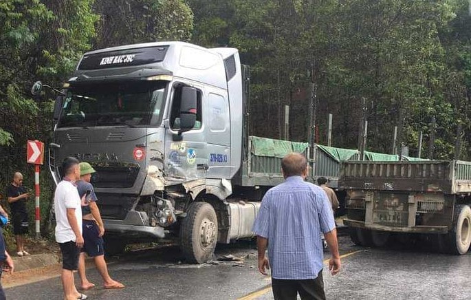 Người dân “ám ảnh” với dàn xe chở quặng từ Lào về Việt Nam -0