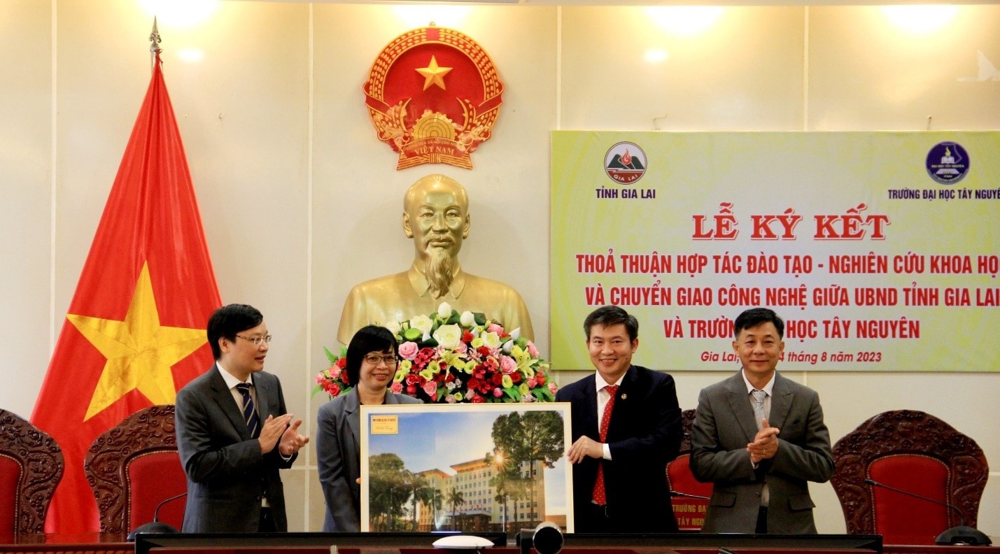 UBND tỉnh Gia Lai và Trường Đại học Tây Nguyên ký kết thỏa thuận hợp tác -0