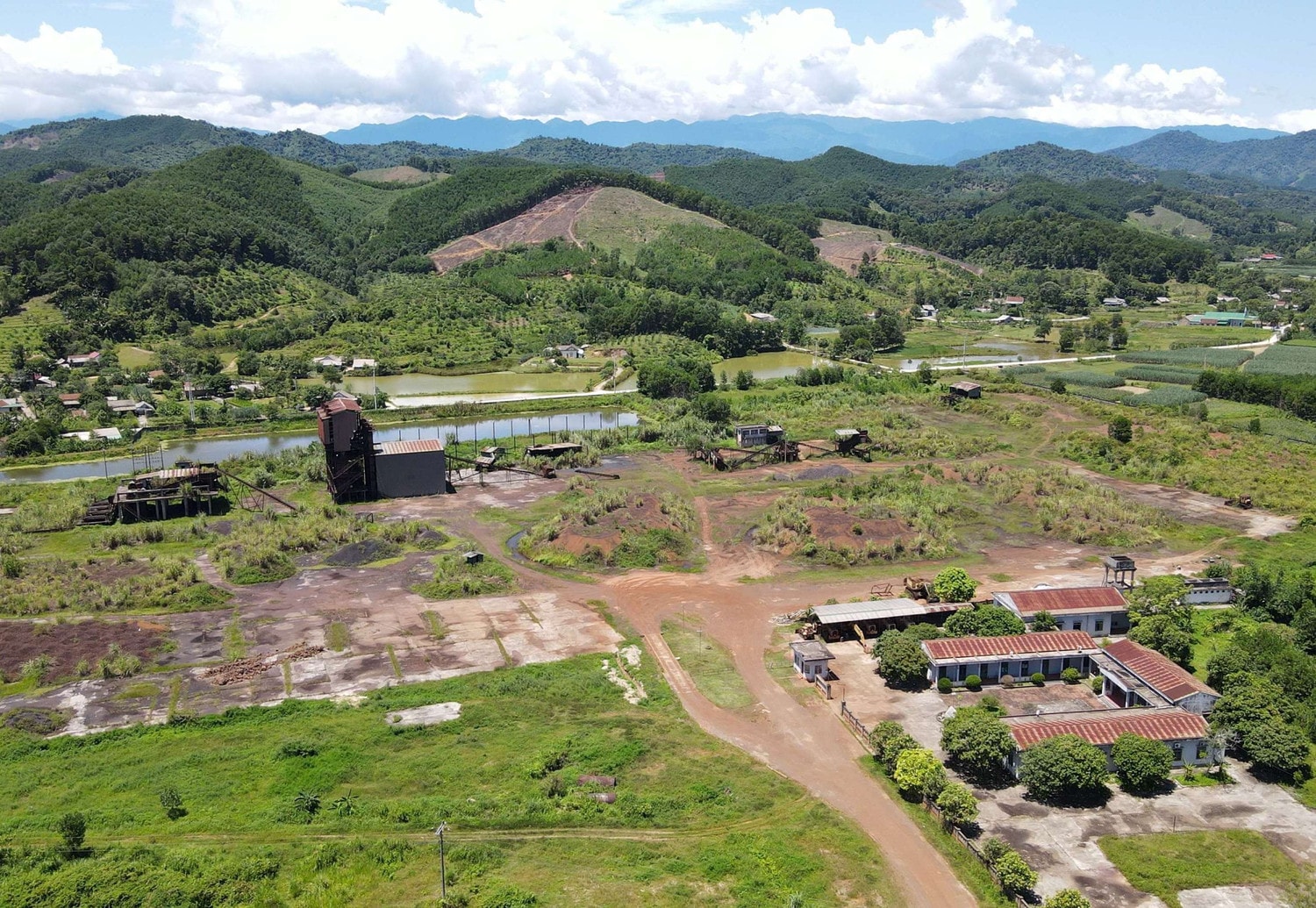 Nhà máy tuyển quặng sắt Vũ Quang bị bỏ hoang suốt hơn 10 năm nay. Ảnh: Xuân Sinh Cần sớm có phương án xử lý Nhà máy tuyển quặng sắt Vũ Quang -0