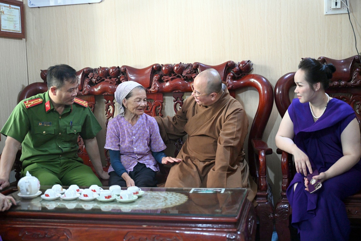 Công an huyện Tứ Kỳ, Hải Dương: Tổ chức tư vấn cấp phát thuốc miễn phí -0