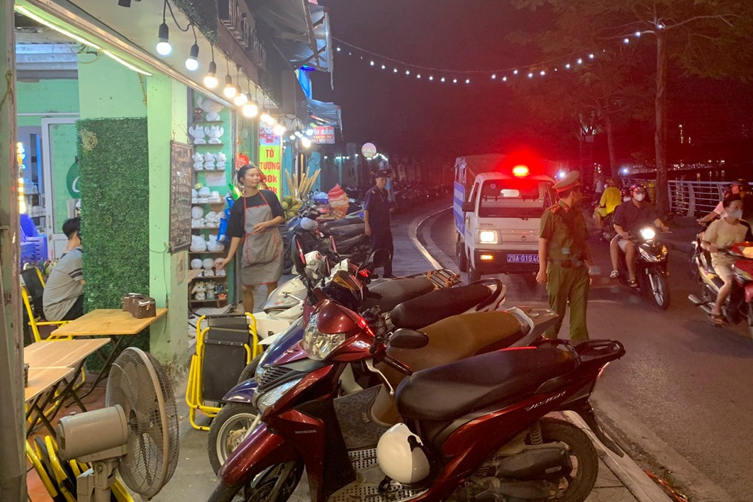 Kiểm tra, xử lý hàng loạt vi phạm lấn chiếm vỉa hè quanh hồ Tây sau phản ánh của Báo Đại biểu Nhân dân -0